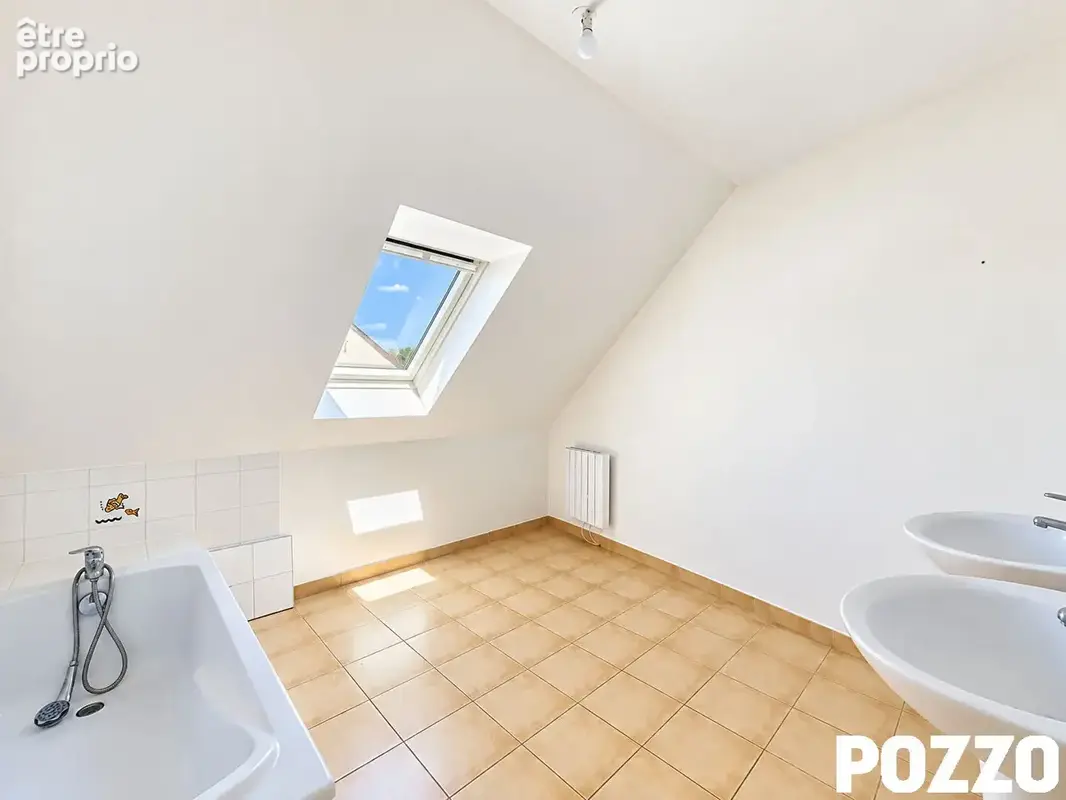 À VENDRE - Maison dans le bourg de Bréhal avec vie de plain-pied ! - photo 12