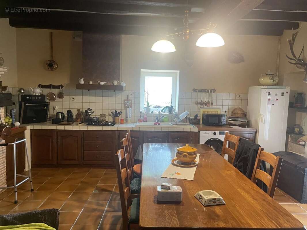 Propriete en pierre avec un batiment de 550 m2 avec terrain - photo 2