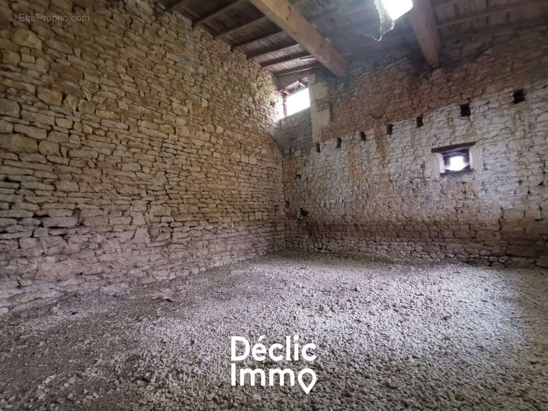 Grange en pierres et terrain - photo 7