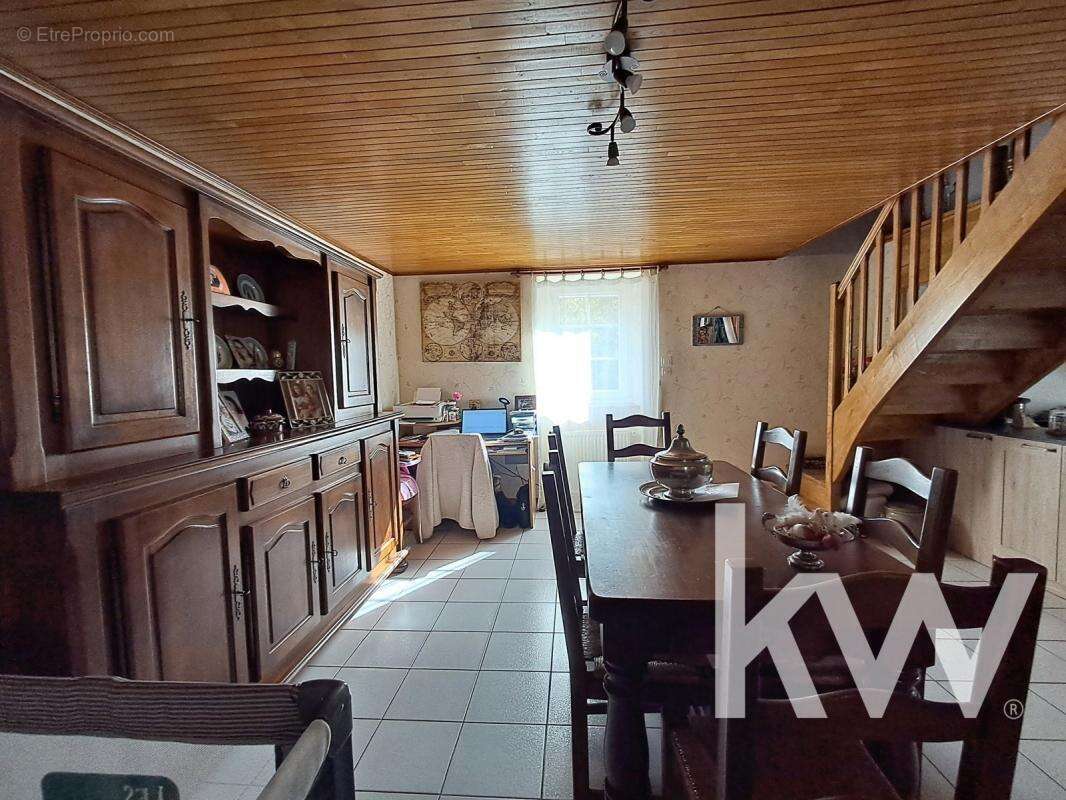 Maison à LAVAL-ROQUECEZIERE