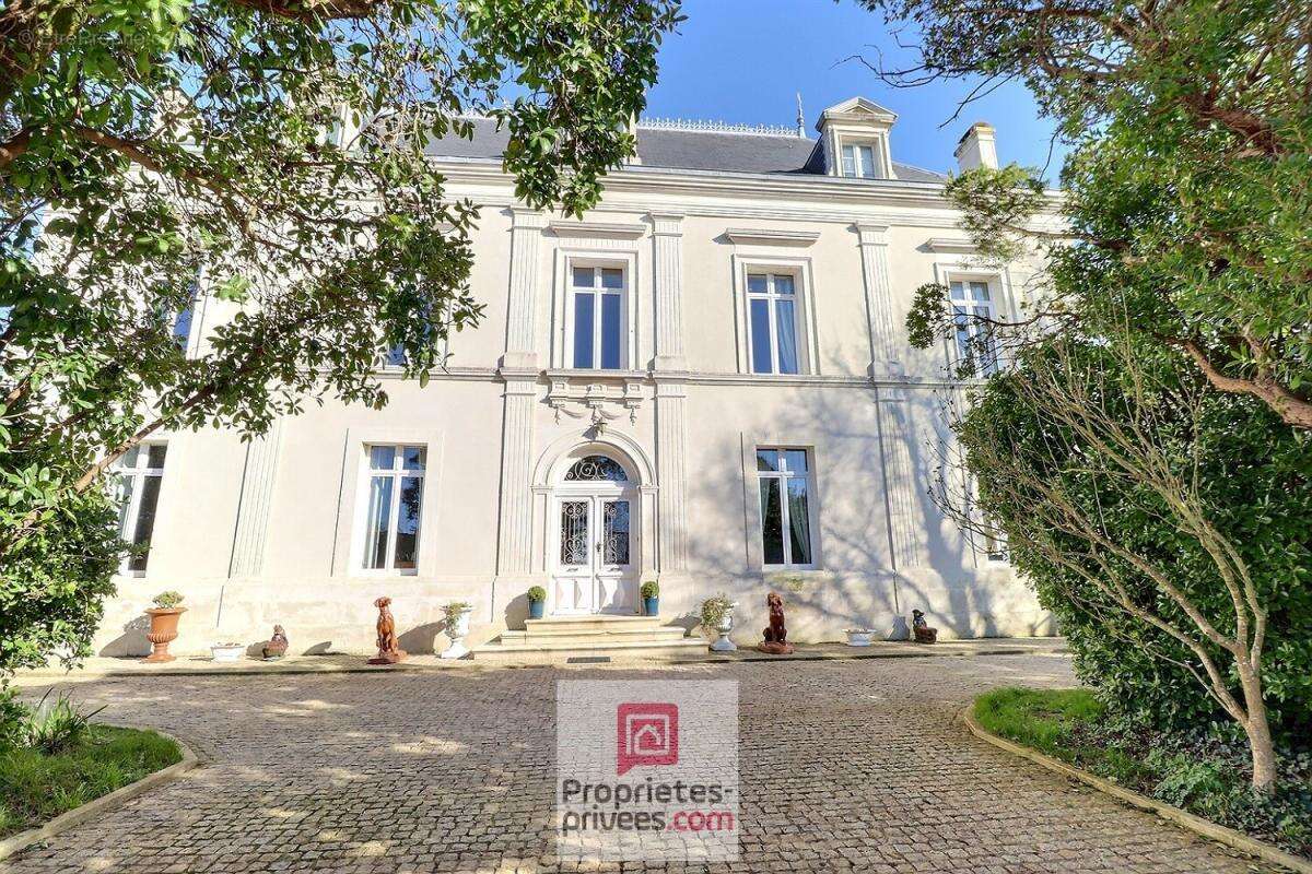 Maison bourgeoise de 380 m2 sur 3 niveaux avec de nombreuses possibilités - photo 2