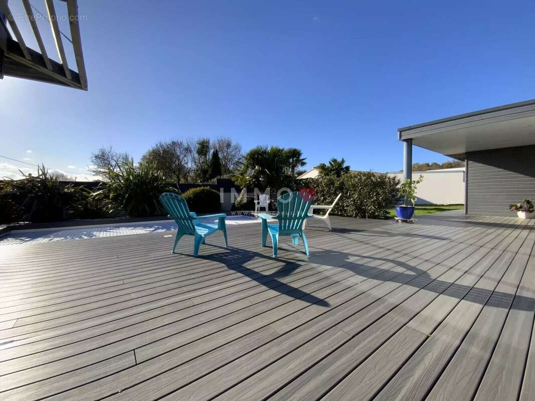 Maison contemporaine lumineuse avec piscine et jardin paysagé - photo 10