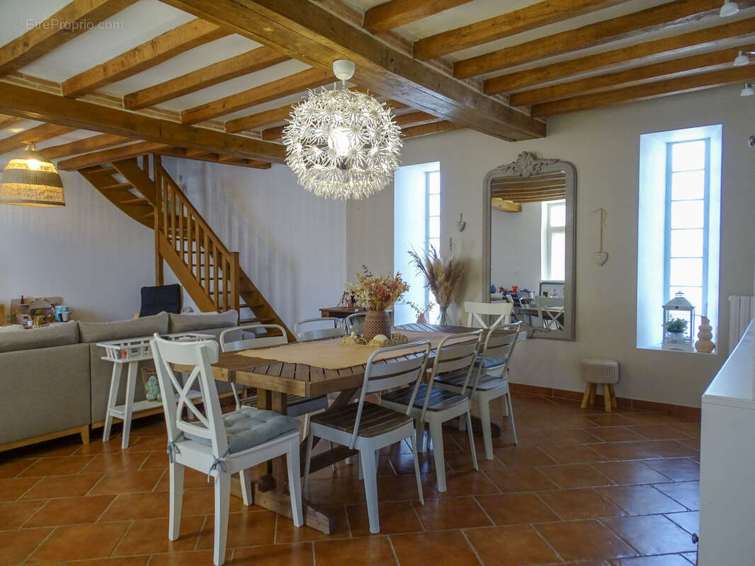 Maison à LA CHAPELLE-MONTMARTIN