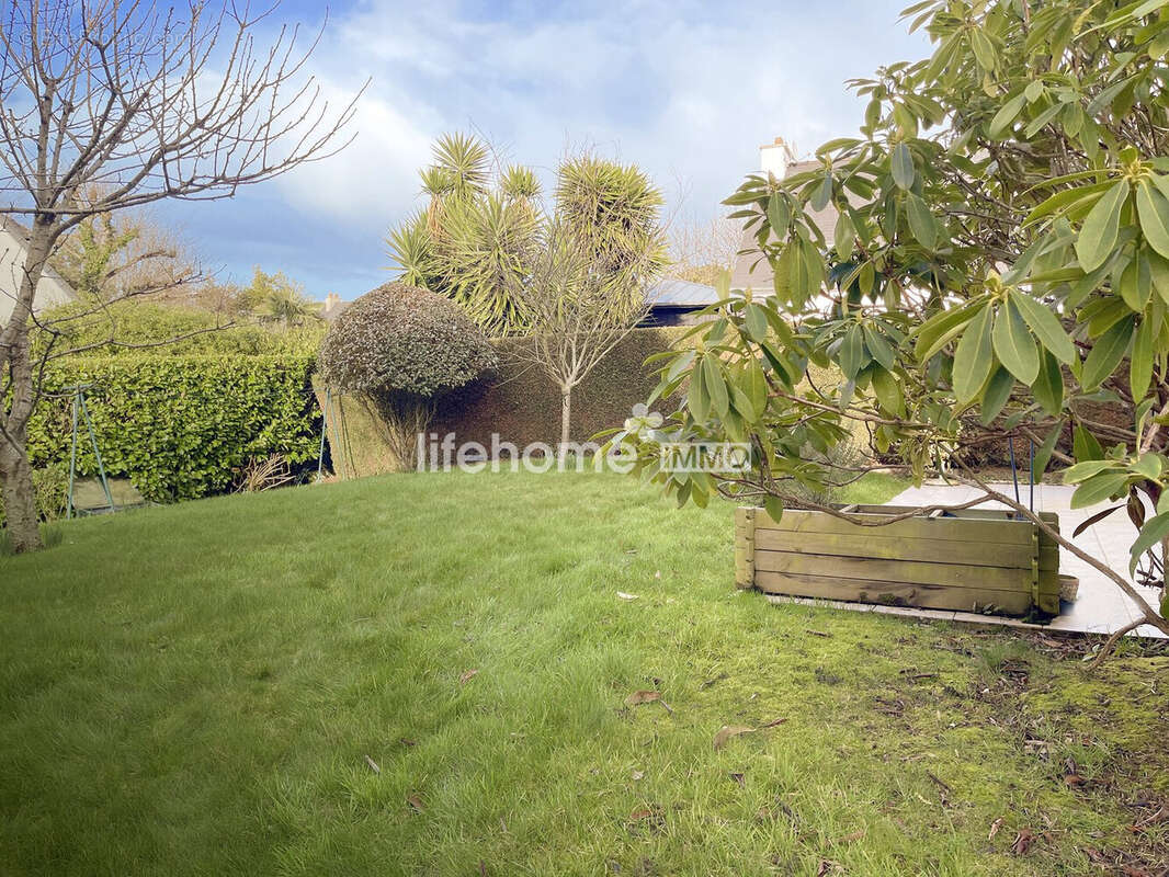 Un jardin clos, entretenu et soigneusement aménagé - Maison à DINARD