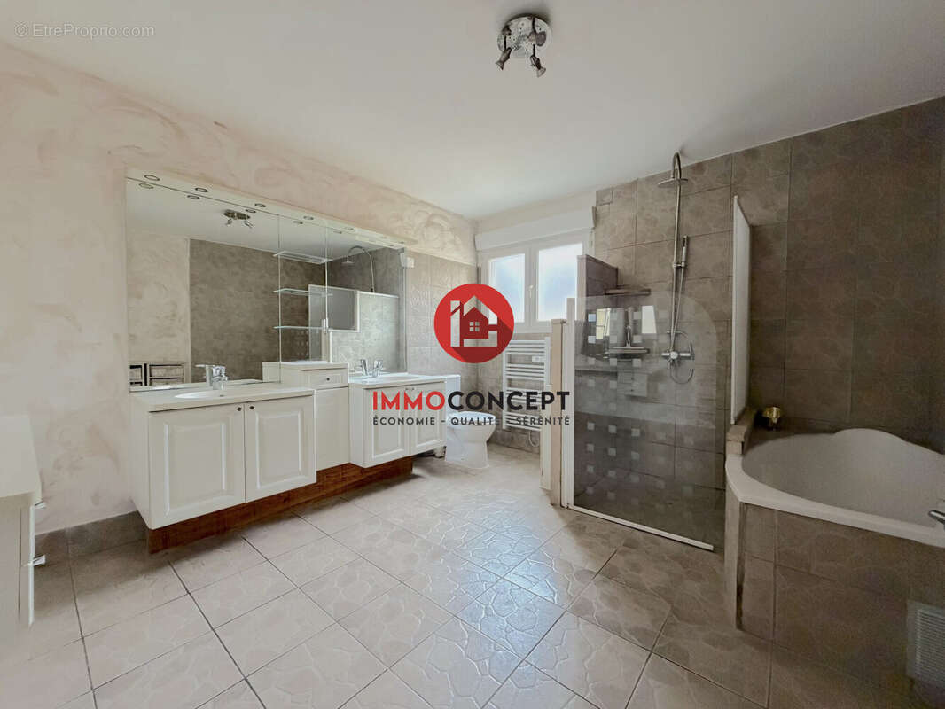 Maison à LAUDUN-L'ARDOISE