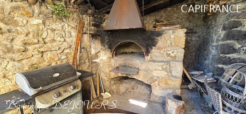 Maison à SAINT-MICHEL-DE-CHABRILLANOUX