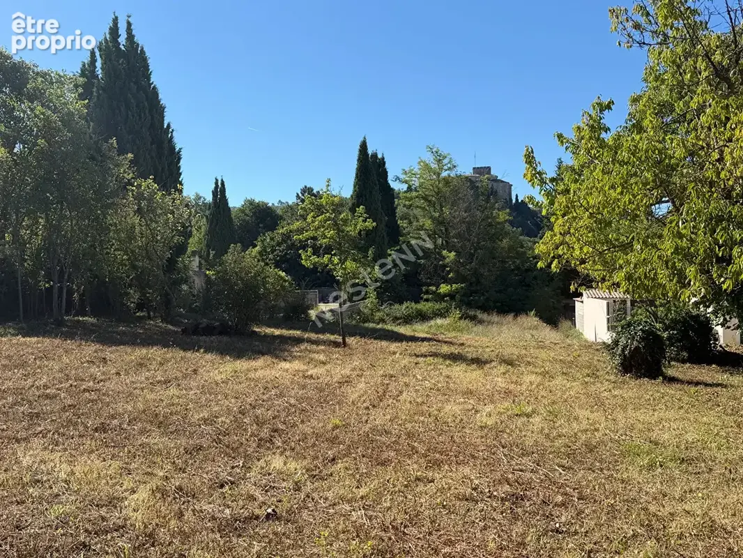 Ansouis (Luberon) : terrain constructible de 870 m², viabilisé, avec piscine et grand jardin possibles - photo 1