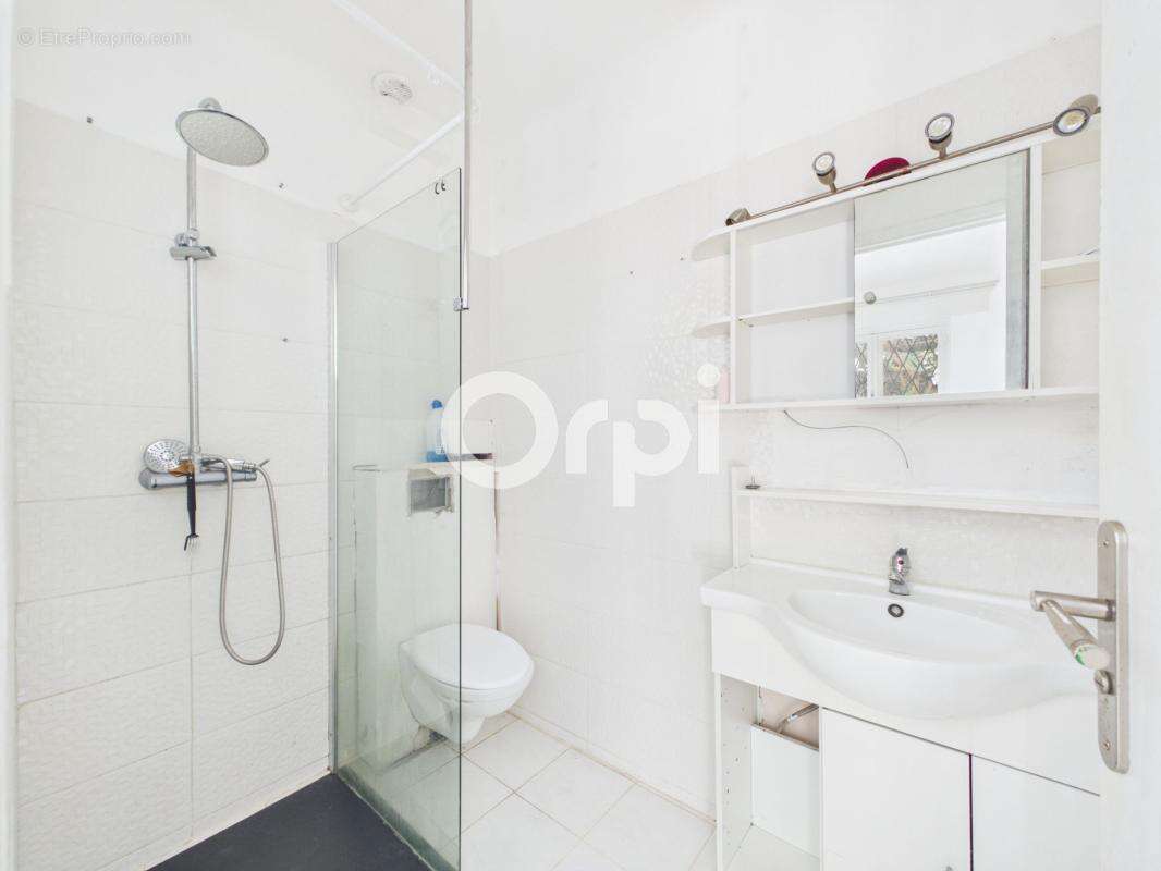 Opportunité à saisir ! appartement à rafraichir - t2bis - terrasse + cave + stationnement privatif + jardin - photo 7