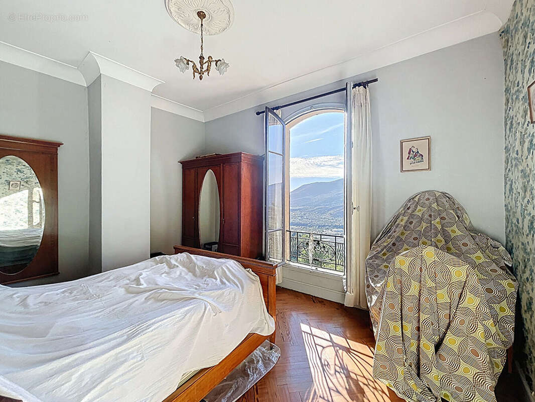 Maison à CASTAGNIERS