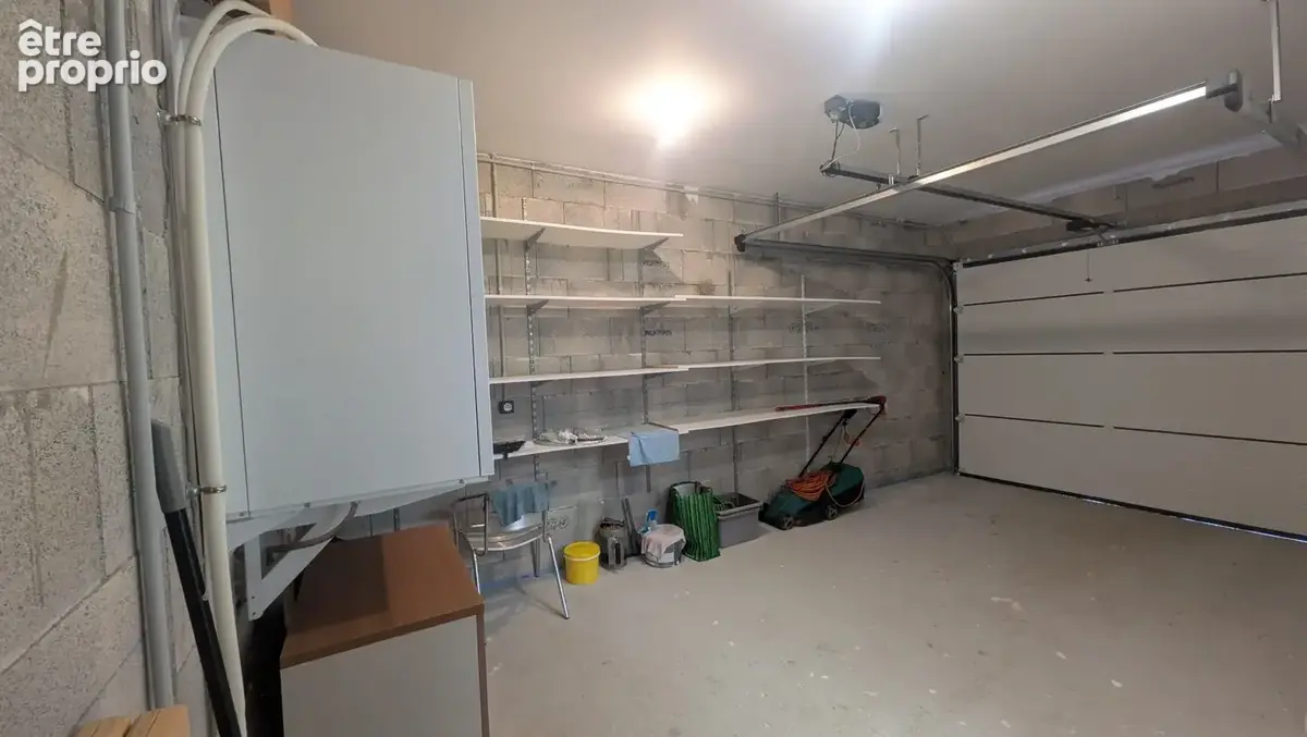 Garage attenant avec accès direct à la maison