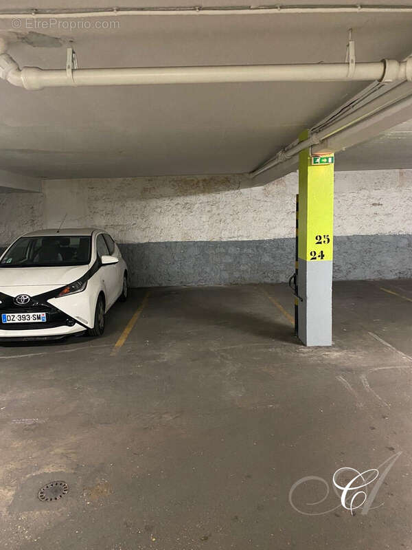 Parking 12 m² à Paris-8e  - photo 3