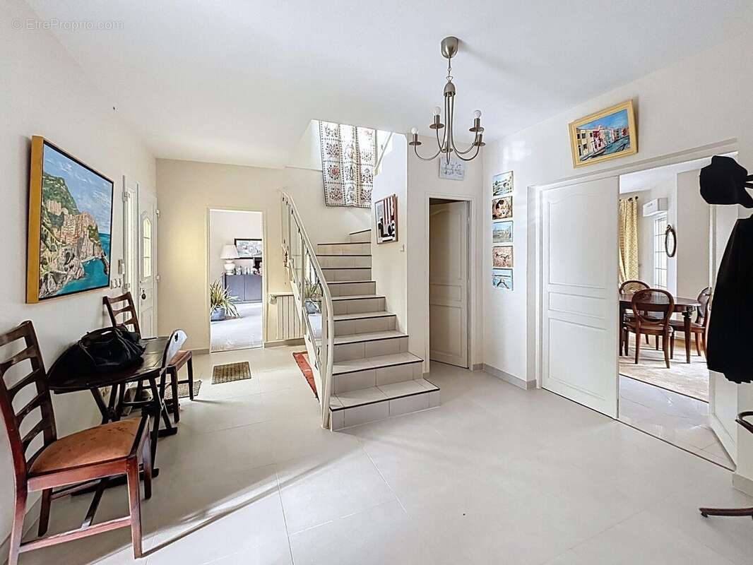 Entrée spacieuse - Maison à CHATEAUFORT