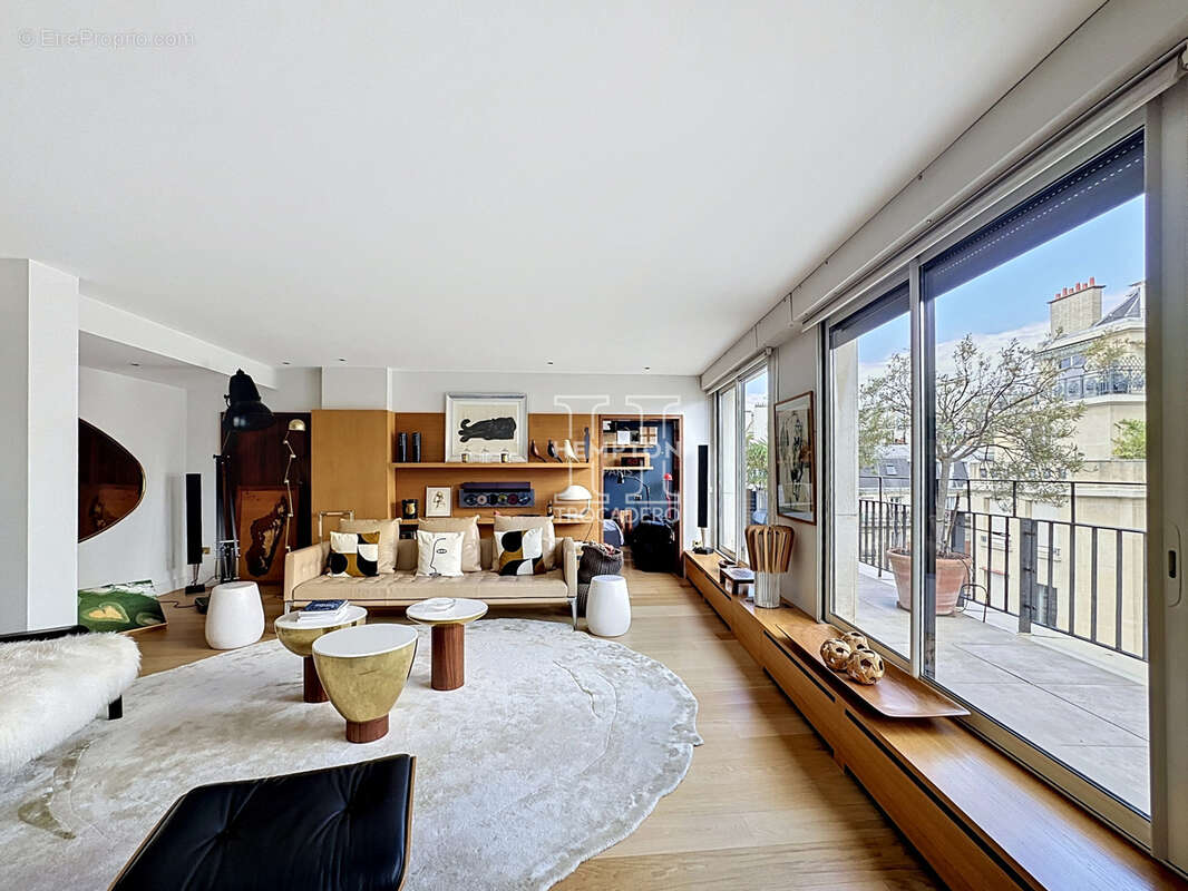 Appartement à PARIS-16E