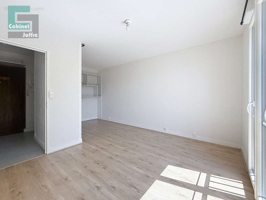 appartement T1 de 27,93 m2 - Parking / Cave / Ascenceur - photo 3