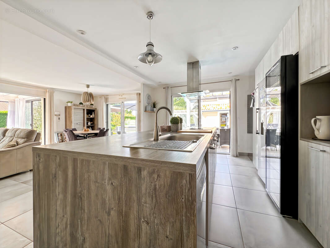 À vendre   Maison contemporaine avec piscine à Saint-Bernard 160m2 6 pièces sur grand  terrain plat. - photo 16