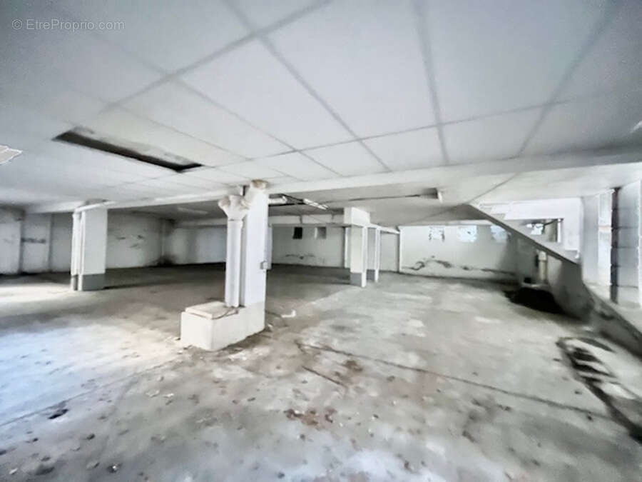 ensemble immobilier de deux lots, un local commercial et un parking de 350 m² en centre ville - photo 7