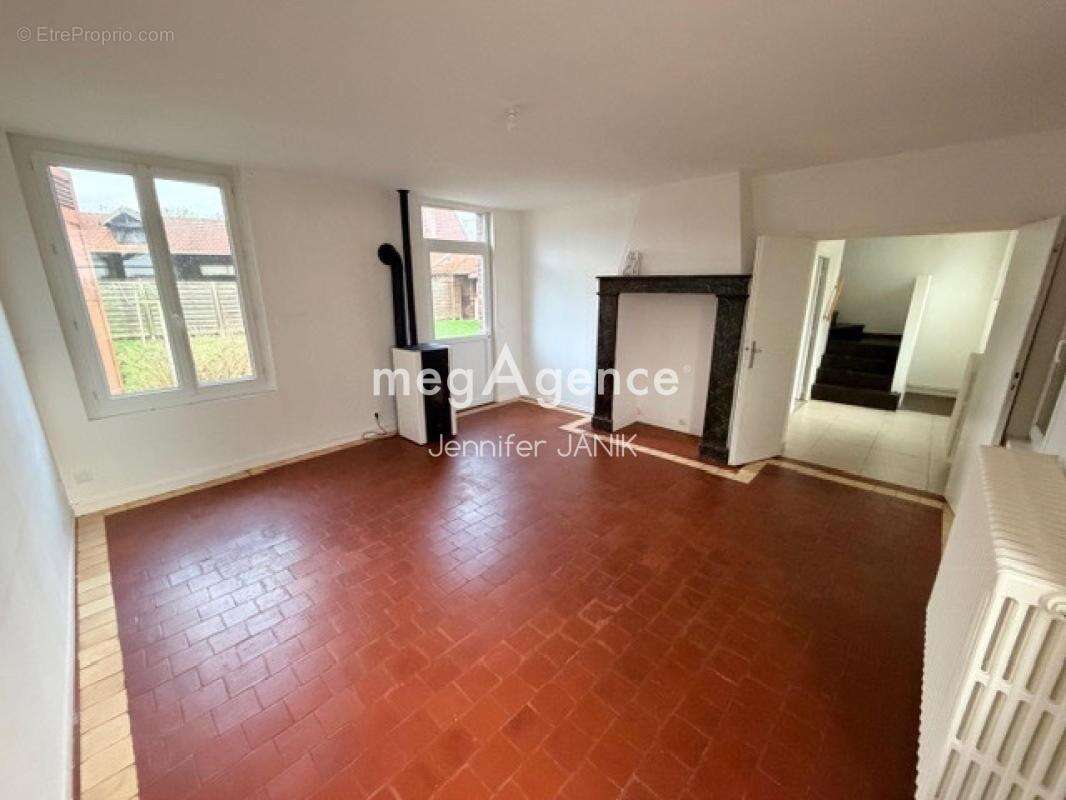 Maison à MAIGNELAY-MONTIGNY