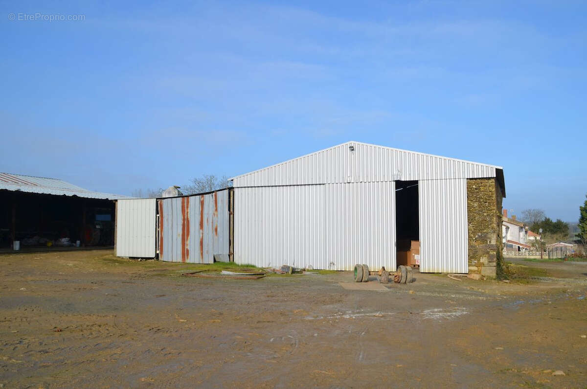 Maison à SAINT-LAURENT-DE-LA-SALLE