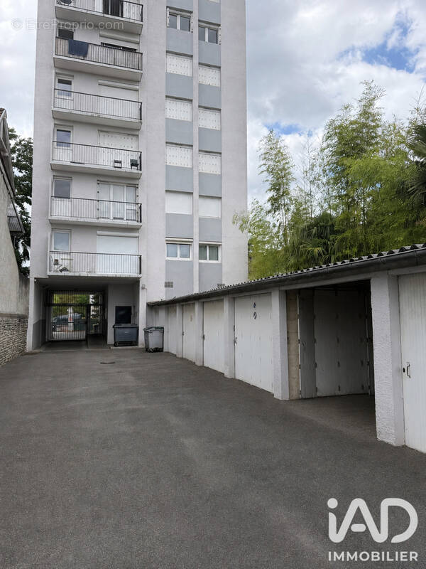 Photo 1 - Parking à PAU