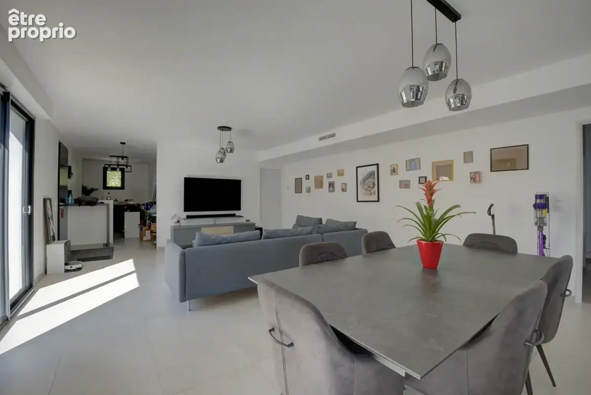 LA MÈDE   Maison récente de plain-pied avec piscine et belles prestations - photo 2