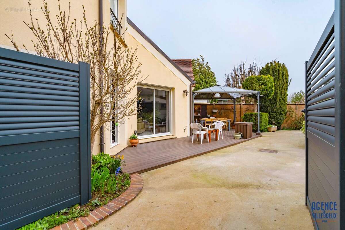 Maison 155 m² à Les Clayes-Sous-Bois  - photo 2