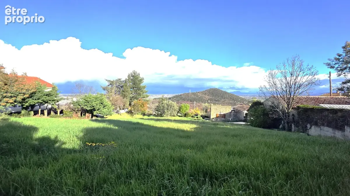 Photo Terrain à Saint-Georges-Les-Bains au prix de 167 000€