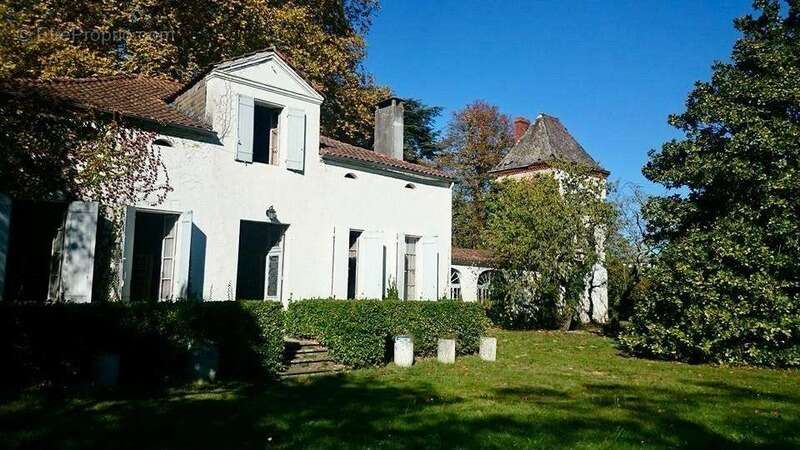 Vente Domaine - Ensemble immobilier du XIXe de 2 bâtiments avec tours, idéal gîtes et chambres d'hôtes - photo 11
