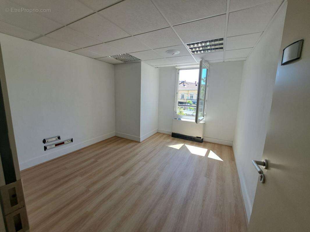 Local d'activité de 213 m² à Villeurbanne au prix de vente de 491 000 - photo 7