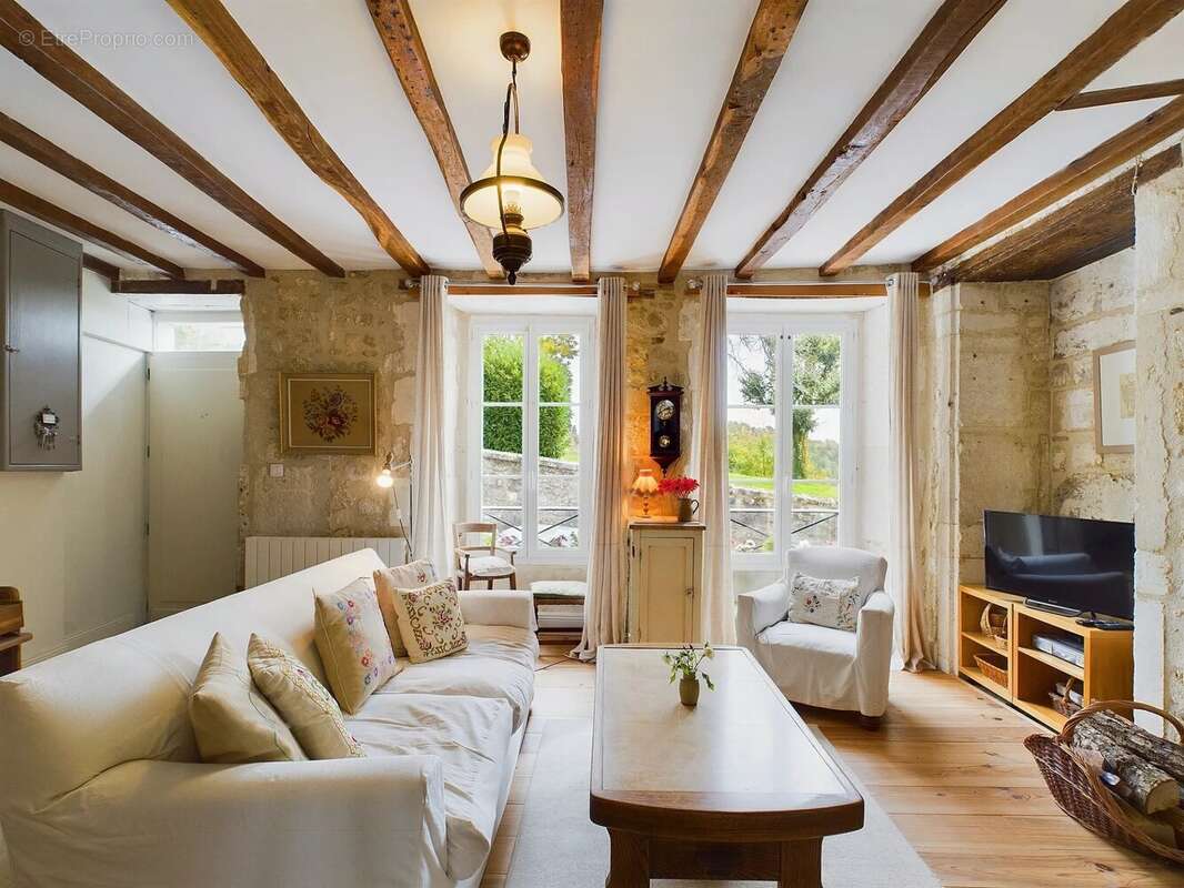 Maison à VILLEBOIS-LAVALETTE