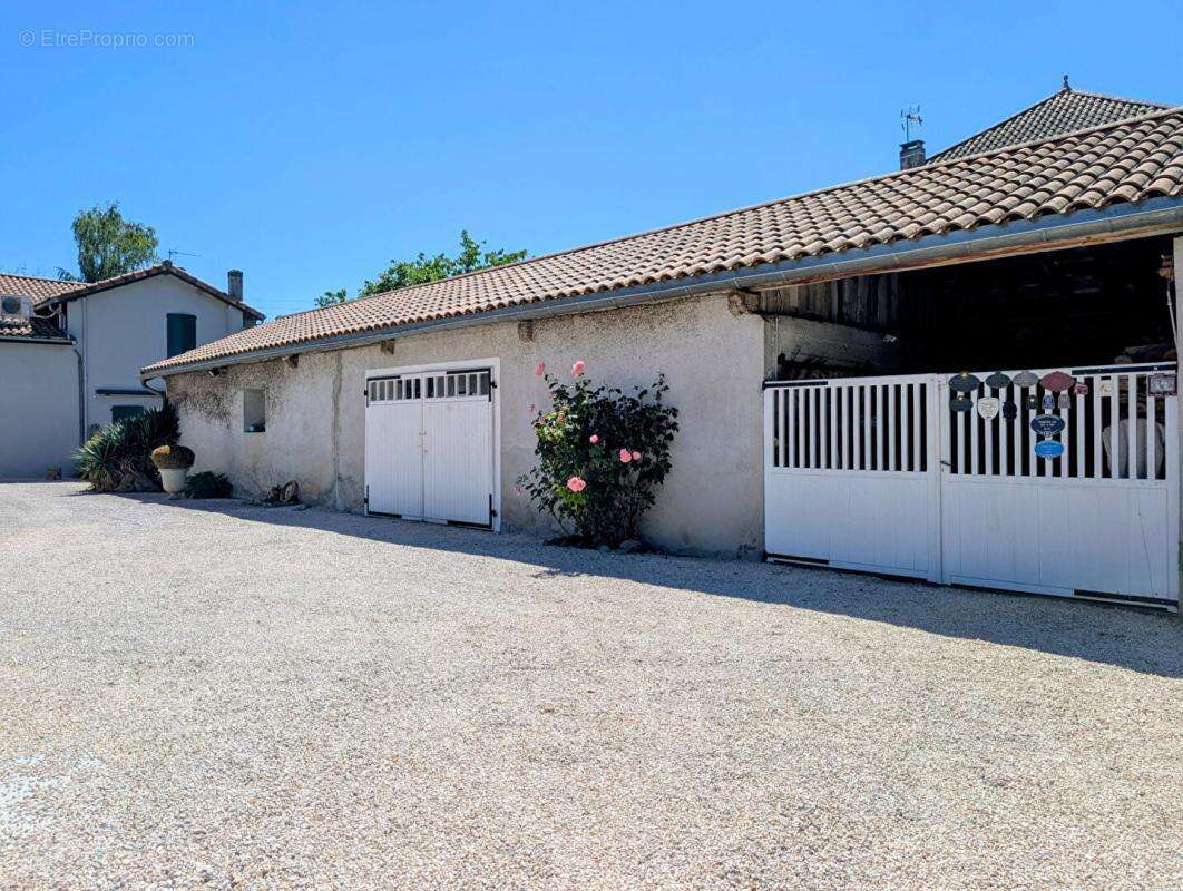 Propriété avec Maison de Maître, Maison Annexe et Maison de Gardien sur parc de 1,5 hectare - photo 3