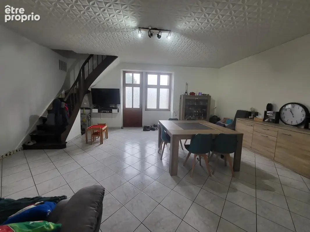 Grande maison offrant quatre chambres avec garage, grange et sur 6981m² de terrain potentiel d'agrandissement - photo 5