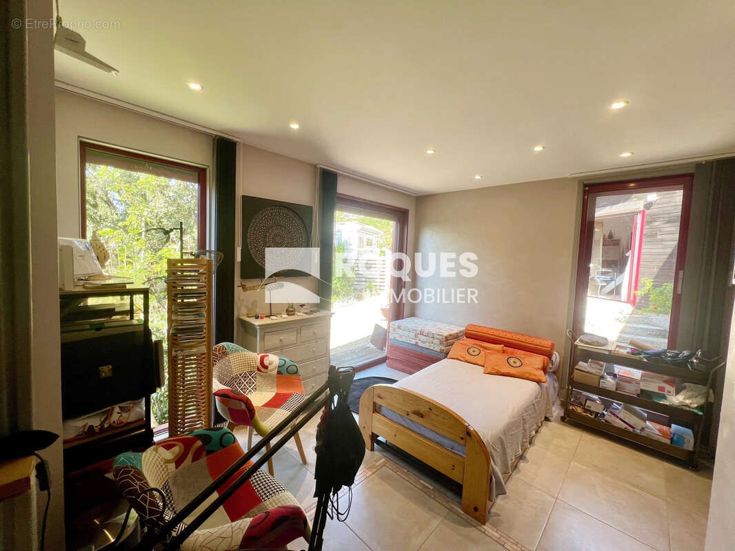 Maison T7 avec jardin, piscine et dépendances - photo 12