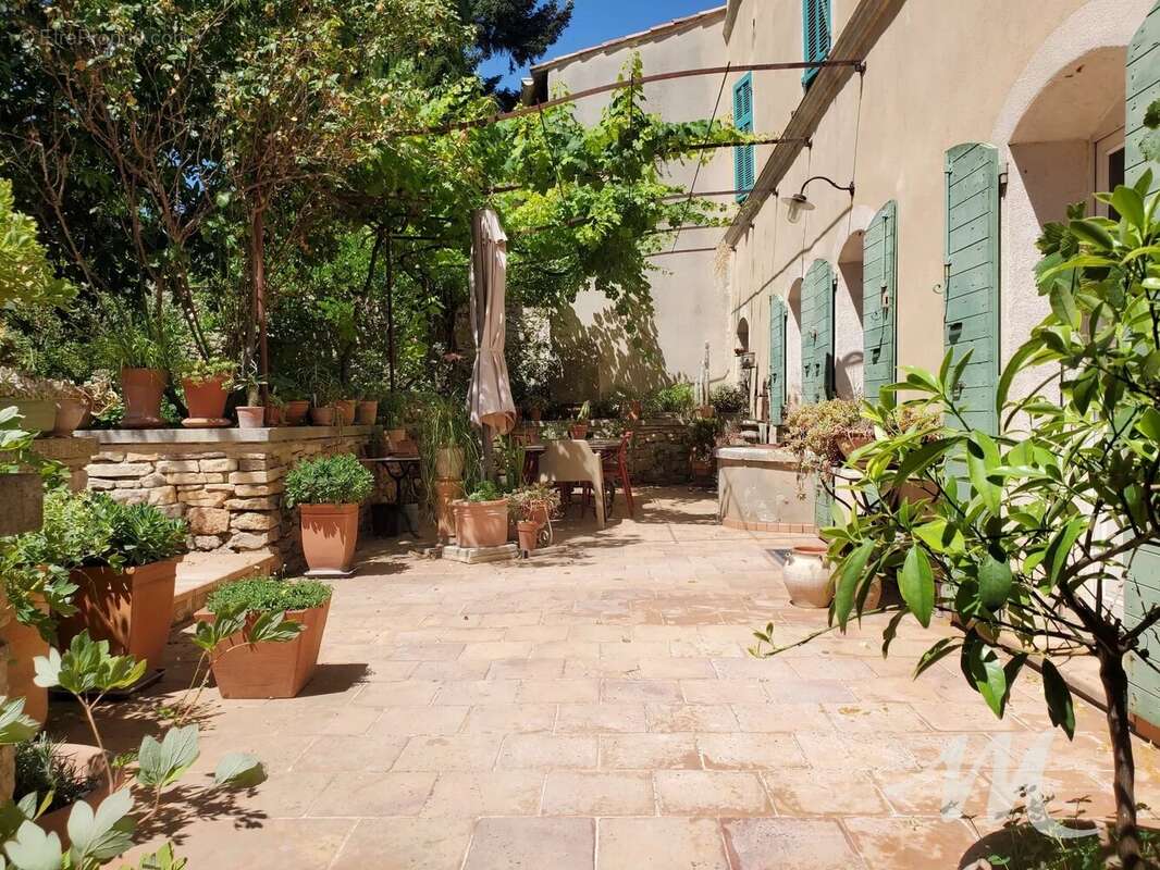 A VENDRE SAINT-MAXIMIN-LA-SAINTE-BAUME 83470 Maison de Maître avec jardin et piscine - photo 1
