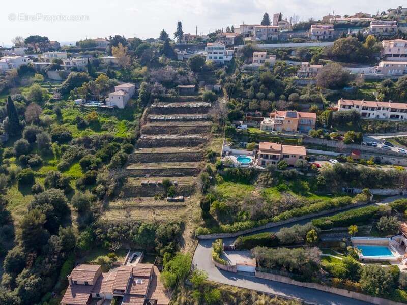 Terrain à SAINT-LAURENT-DU-VAR