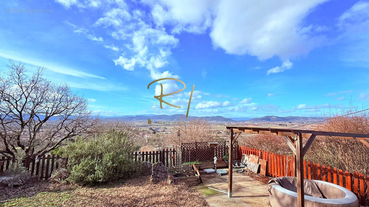 Maison à SAINT-JEAN-DE-MARUEJOLS-ET-AVEJAN