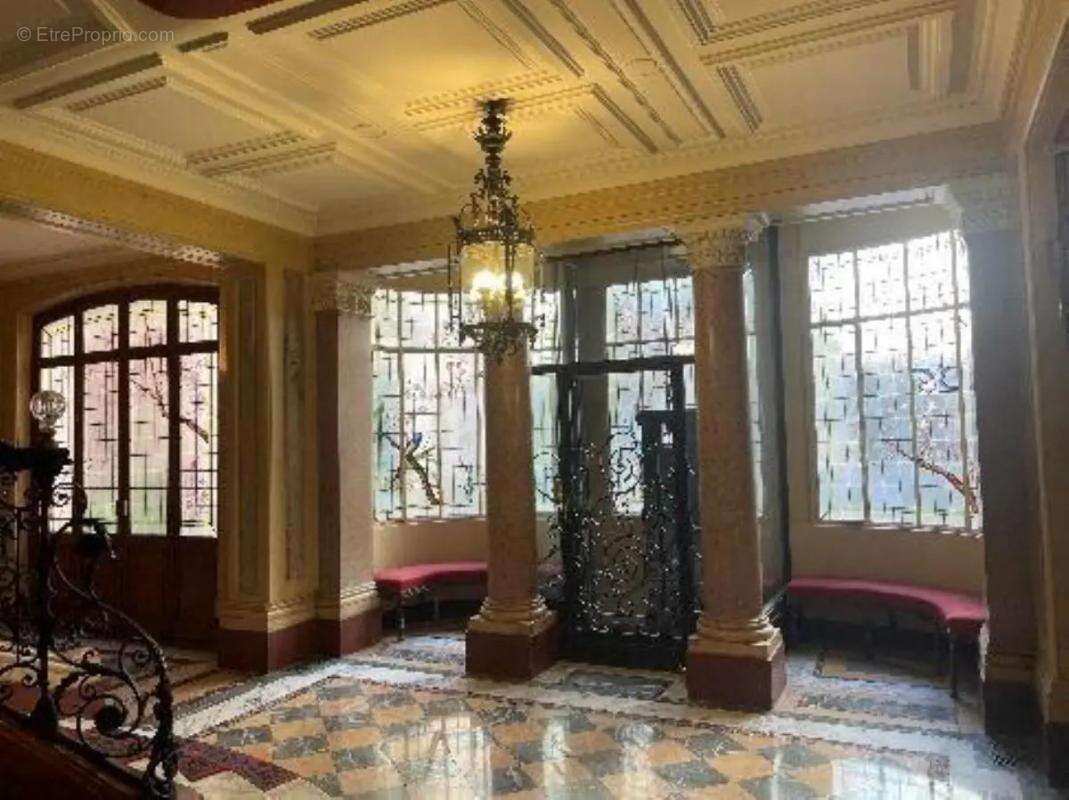 Commerce à PARIS-8E