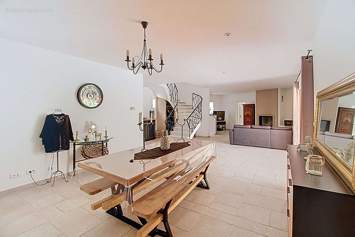 A VENDRE DRAGUIGNAN- Maison spacieuse avec PISCINE et terrain clos et arboré de 4000m² - Un véritable coup de coeur ! - photo 5