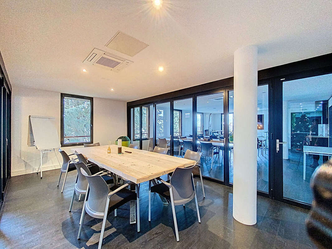 Commerce à MAGNY-LE-HONGRE