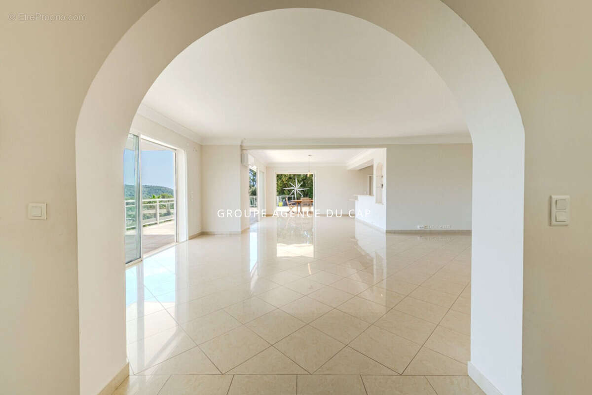 Vue degagee tres belle villa lumineuse de 7 pieces 5 chambres piscine deux garages proche golfs - photo 12