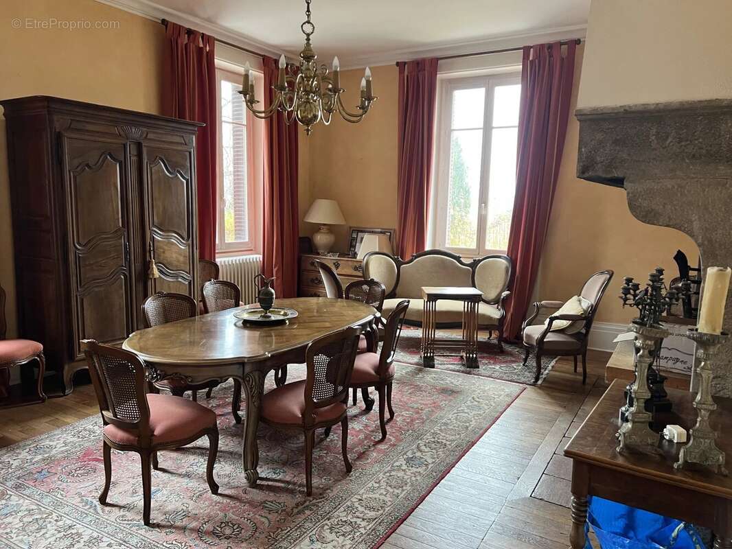 Maison à SAINT-BONNET-LE-CHATEAU