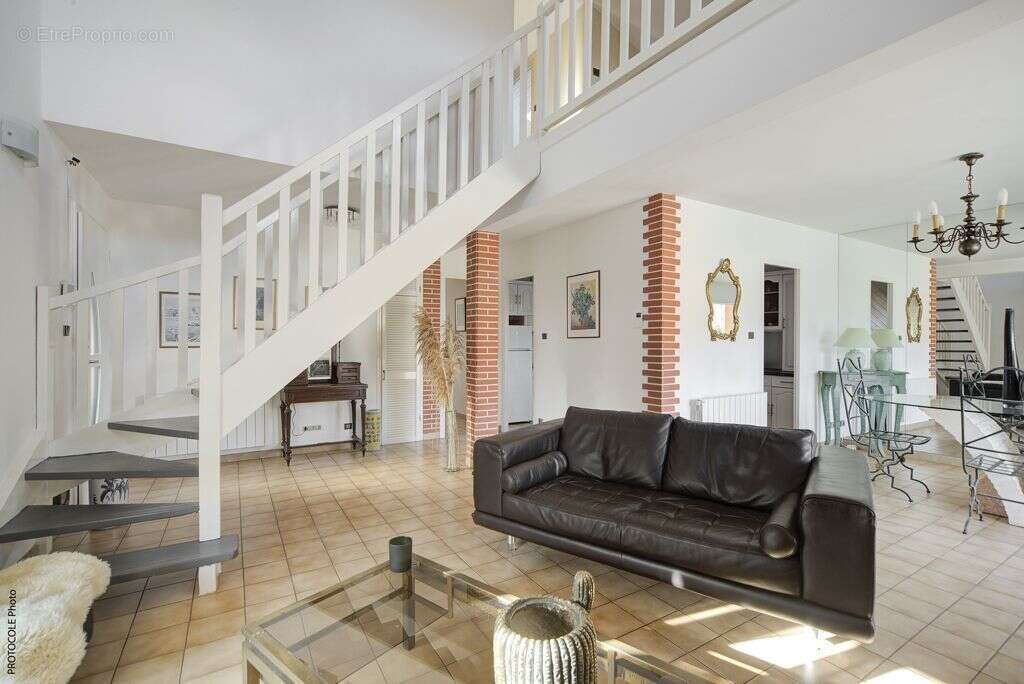 Maison T6 128 m2 jardin, carport, piscine 1462 m² de terrain - photo 2