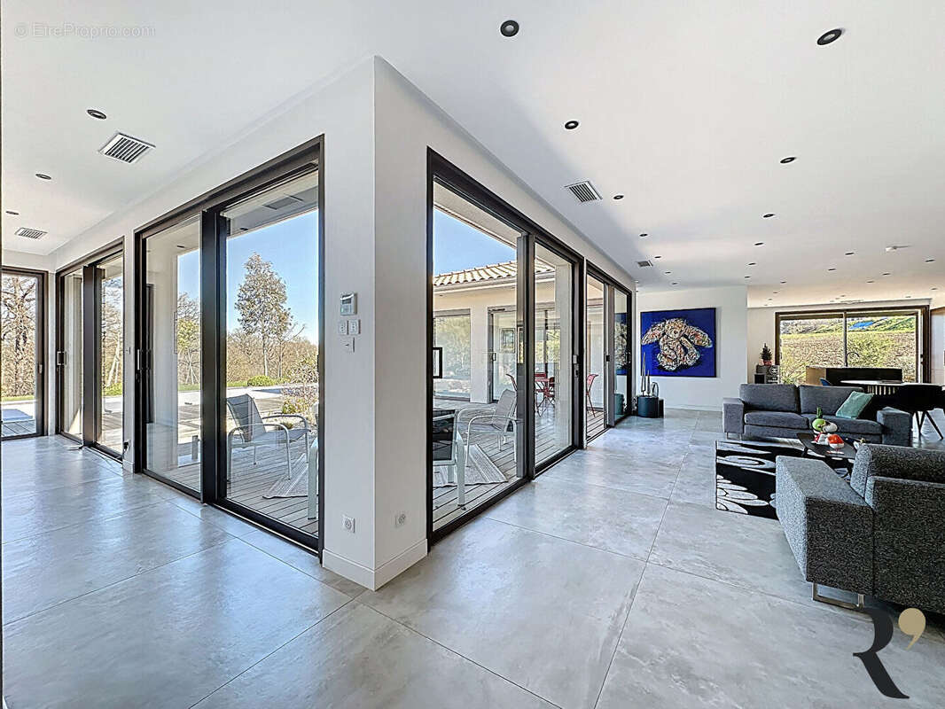 Maison à SAINT-PIERRE-DE-LAGES