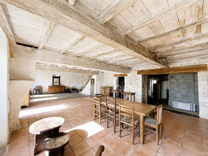 Longère charentaise de caractère avec dépendances et fort potentiel - Saint-Palais-de-Négrignac (17) - photo 5