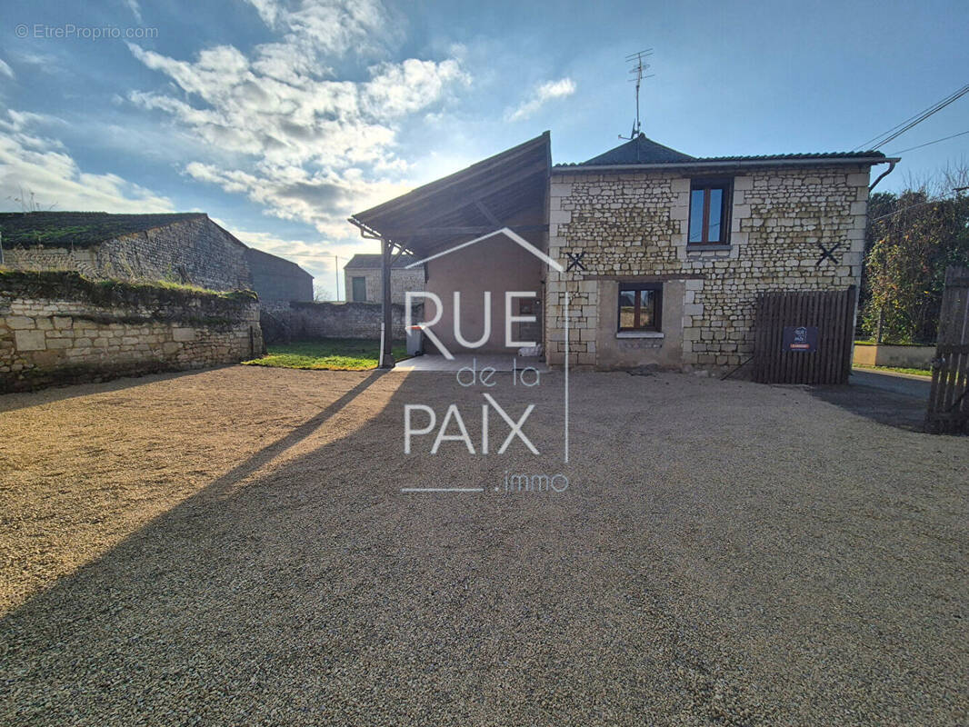Maison à LES TROIS-MOUTIERS