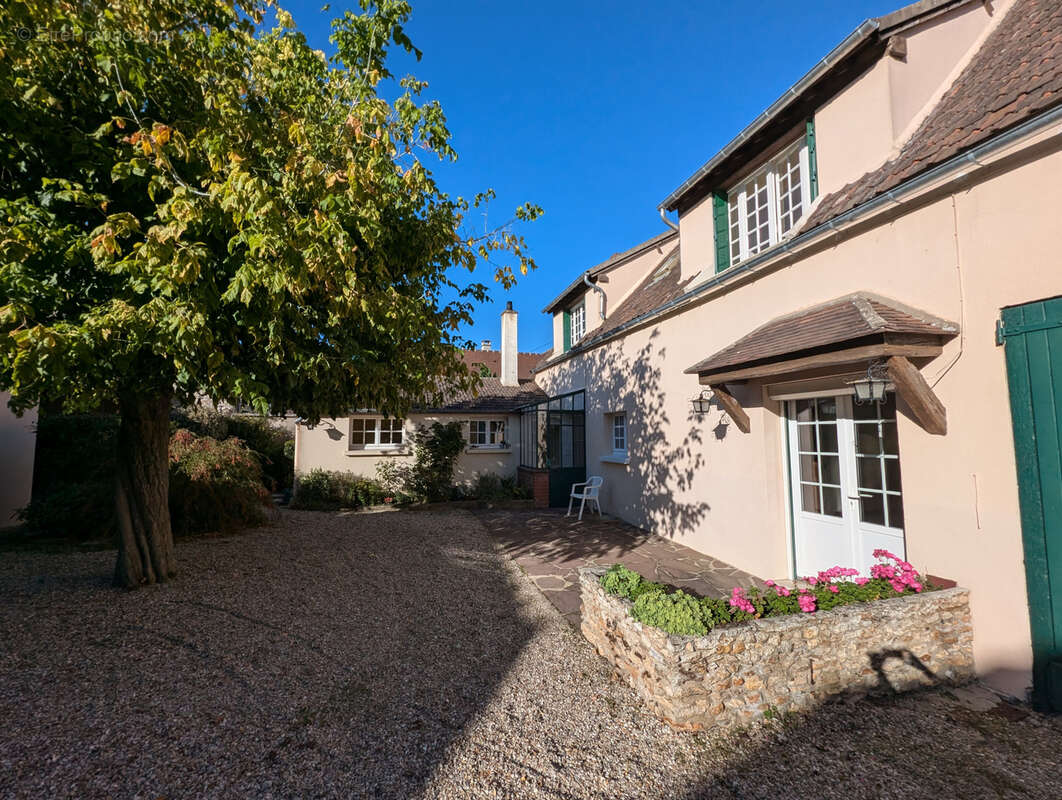 Maison à LA QUEUE-LES-YVELINES