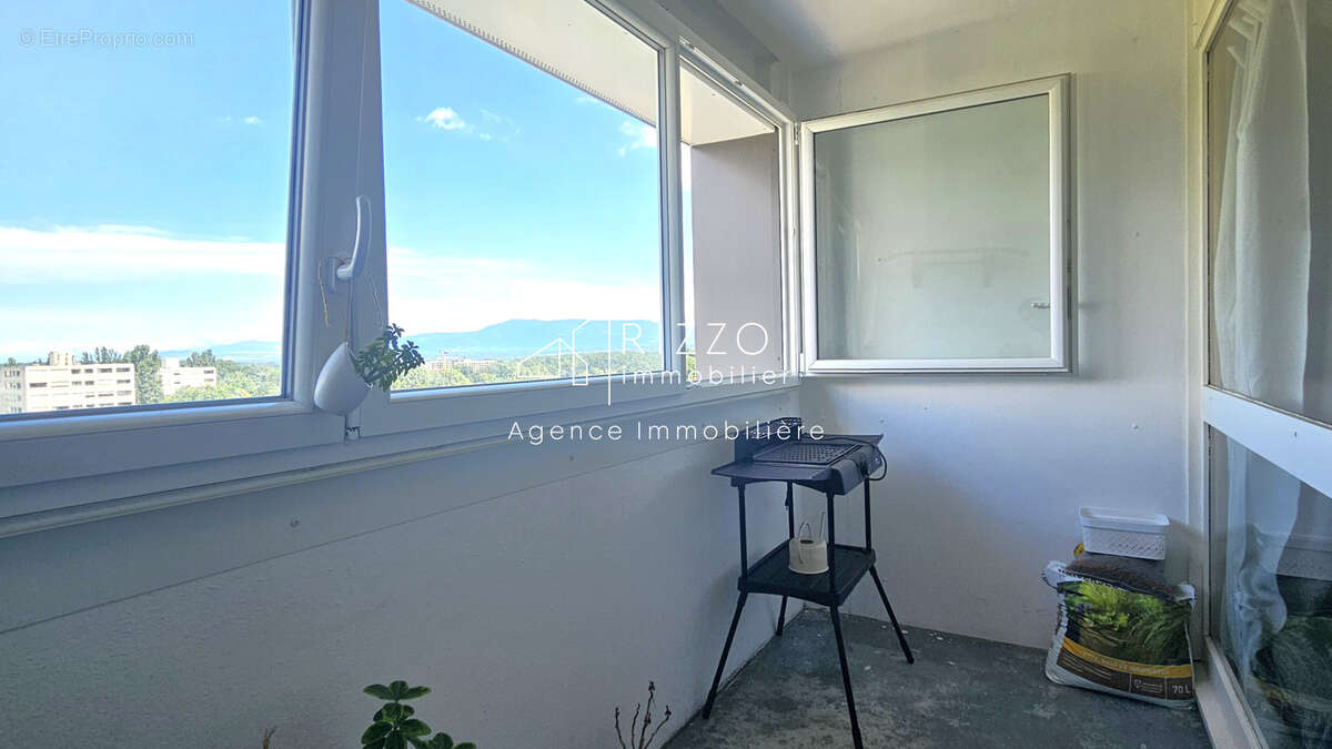 Ferney, T3 en attique 65,5 m2 avec parking et cave - photo 4