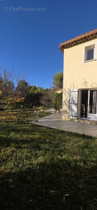 Maison à CHATEAUNEUF-VILLEVIEILLE