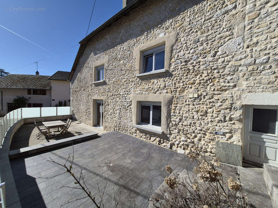Maison à CHAMPAGNE-EN-VALROMEY