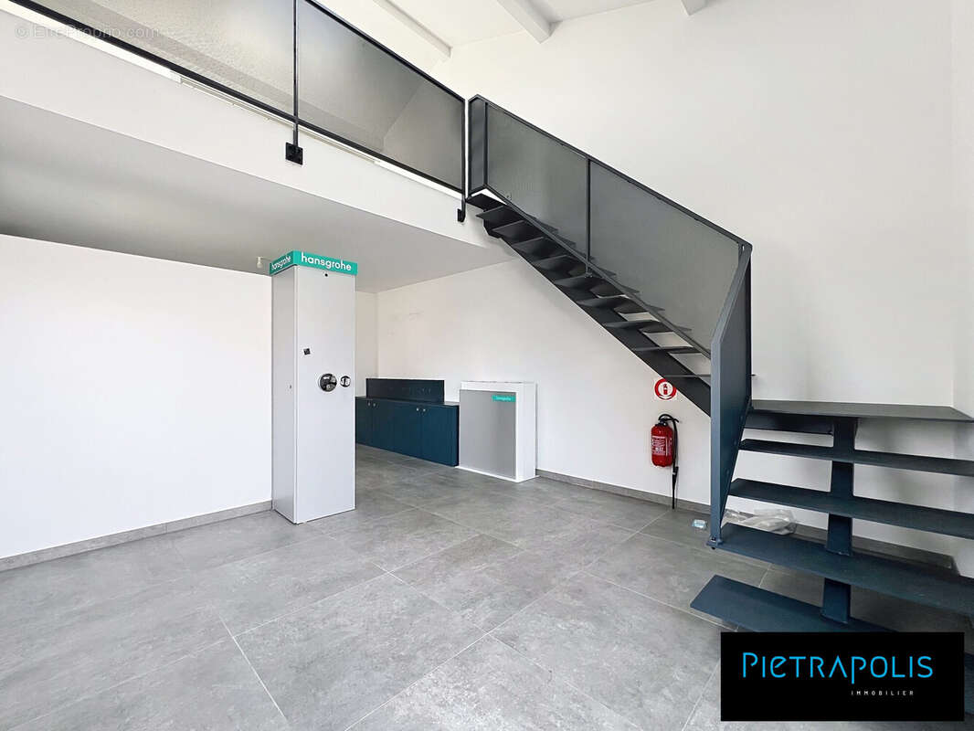 Commerce 352 m² à Pusignan  - photo 6