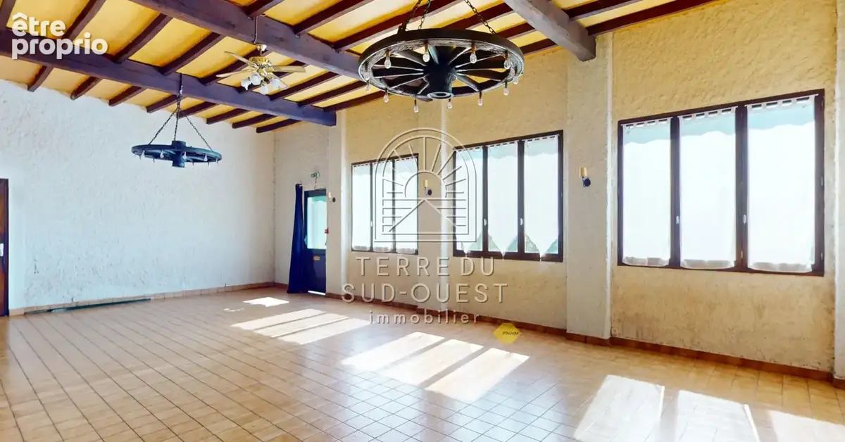 Centre Artix - 378 m2 - - photo 2